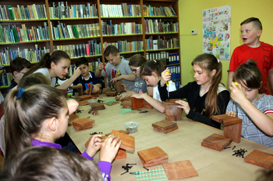 Warsztaty robienia domk�w dla dzikich pszcz�