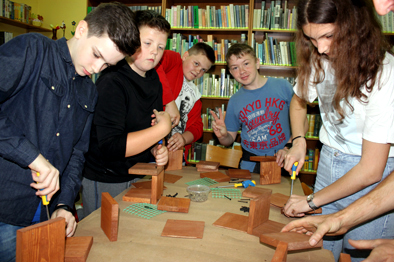Warsztaty robienia domk�w dla dzikich pszcz�